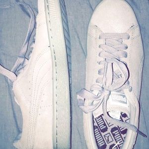 Never worn, grey suede pumas!
