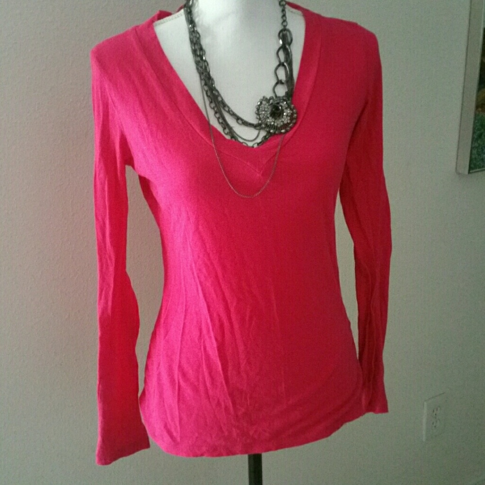 Med hot pink long sleeved shirt