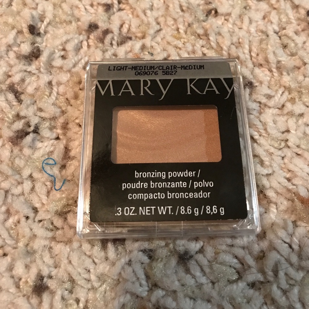 Mary Kay mineral bronzing powder in light-medium