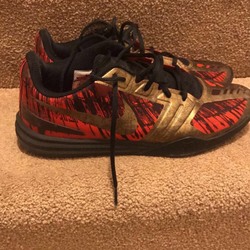 Kobe Mentality Iron Man color way Sz 9.5 EUC