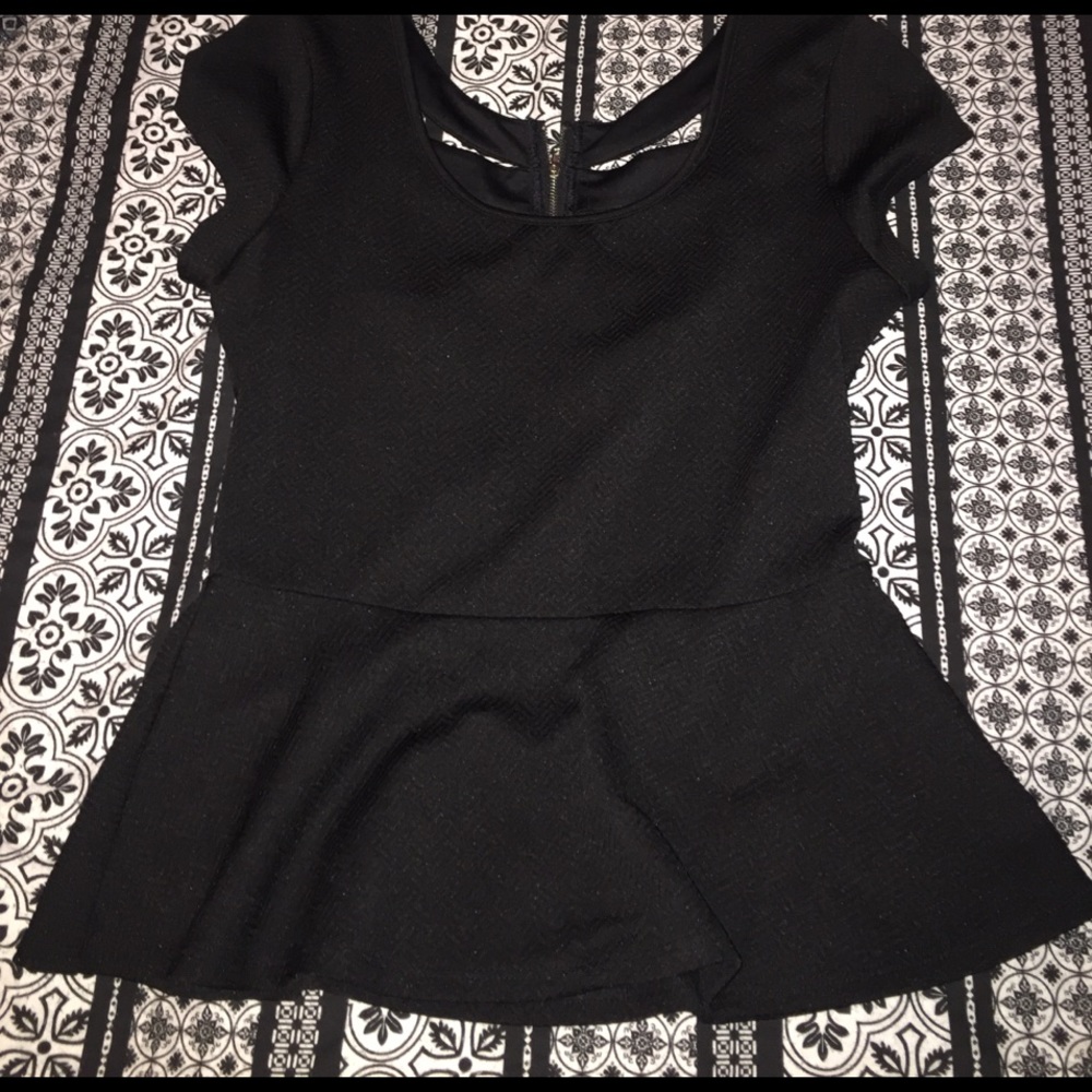 Black short sleeve shirt