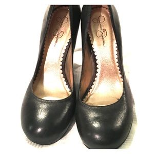 Black round toe heels!