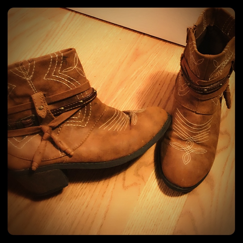 ❗️DONATING SOON❗️COWBOY BOOTIES W/ BLOCK HEEL 🤠