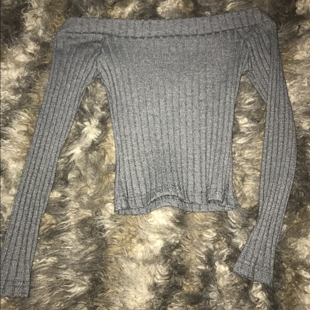 Off the shoulder ribbed top .
