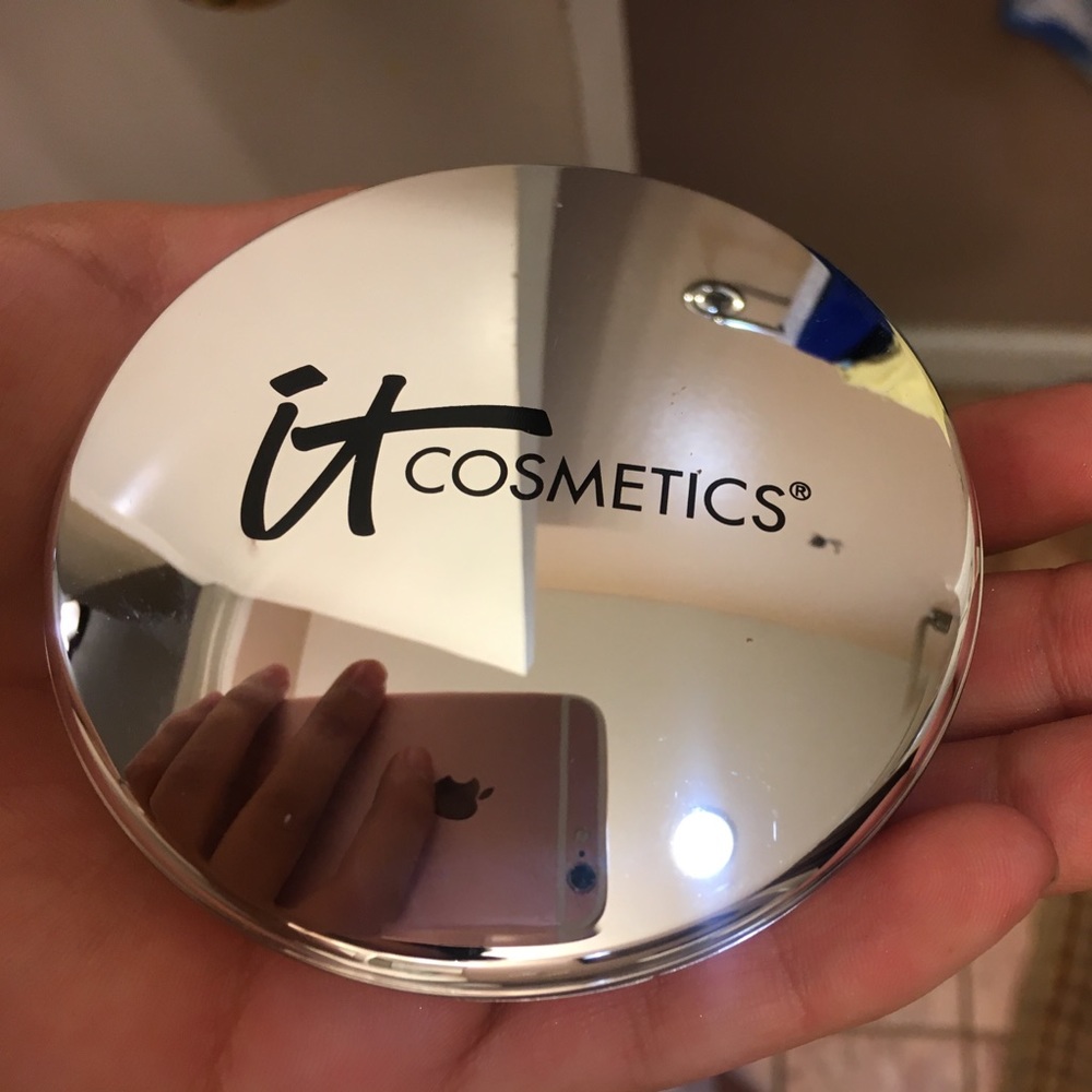It Cosmetics Foundation Compact