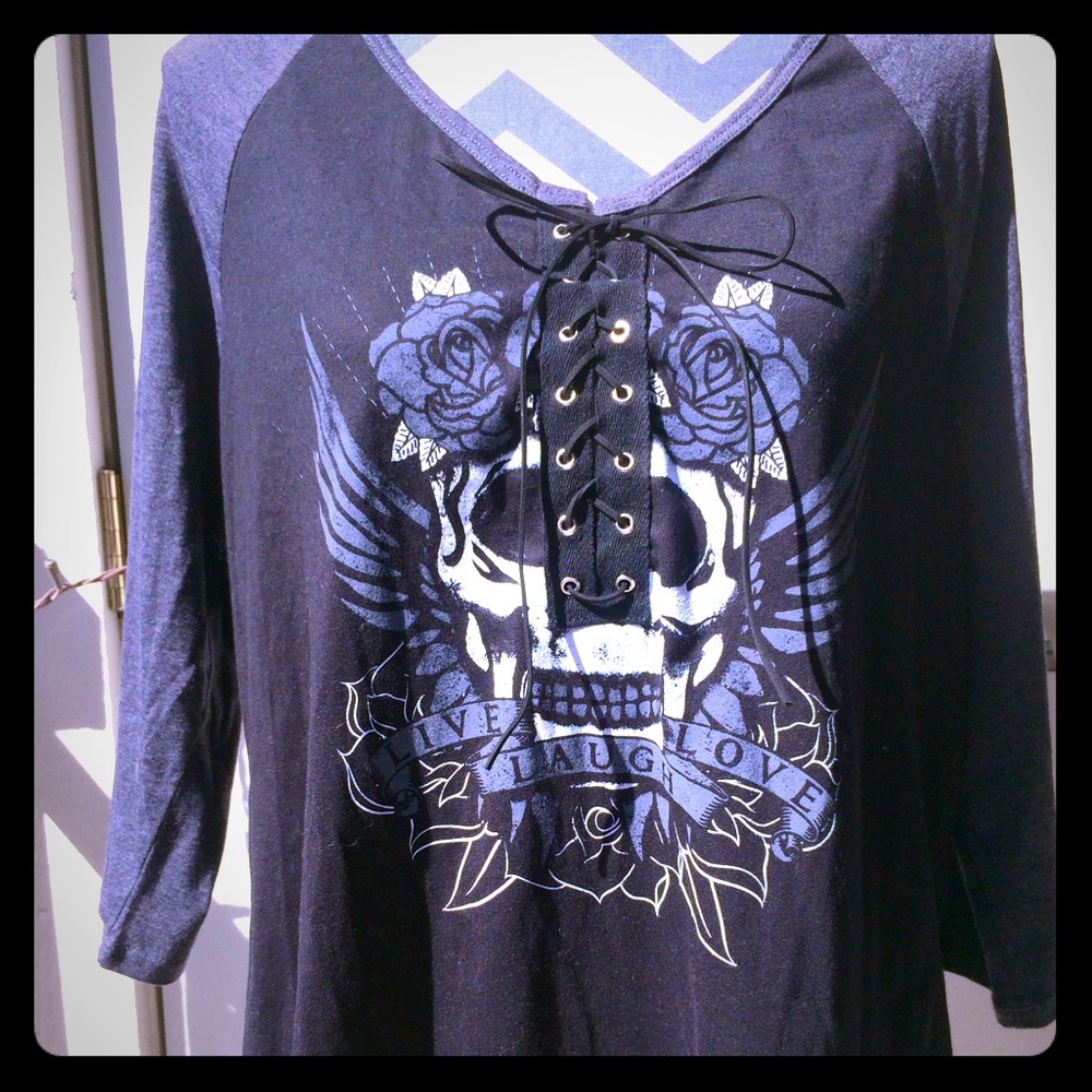 NWT Skull & rose "live laugh love" tee