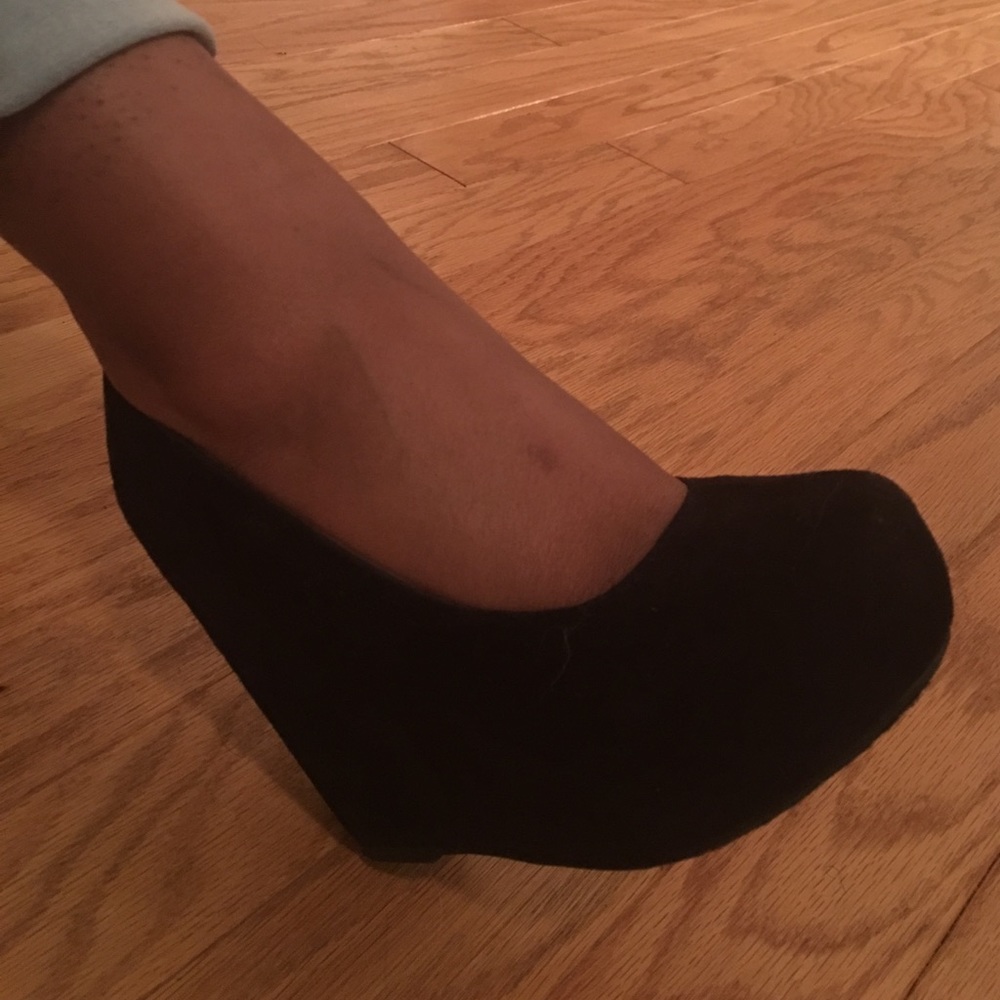 Black wedges