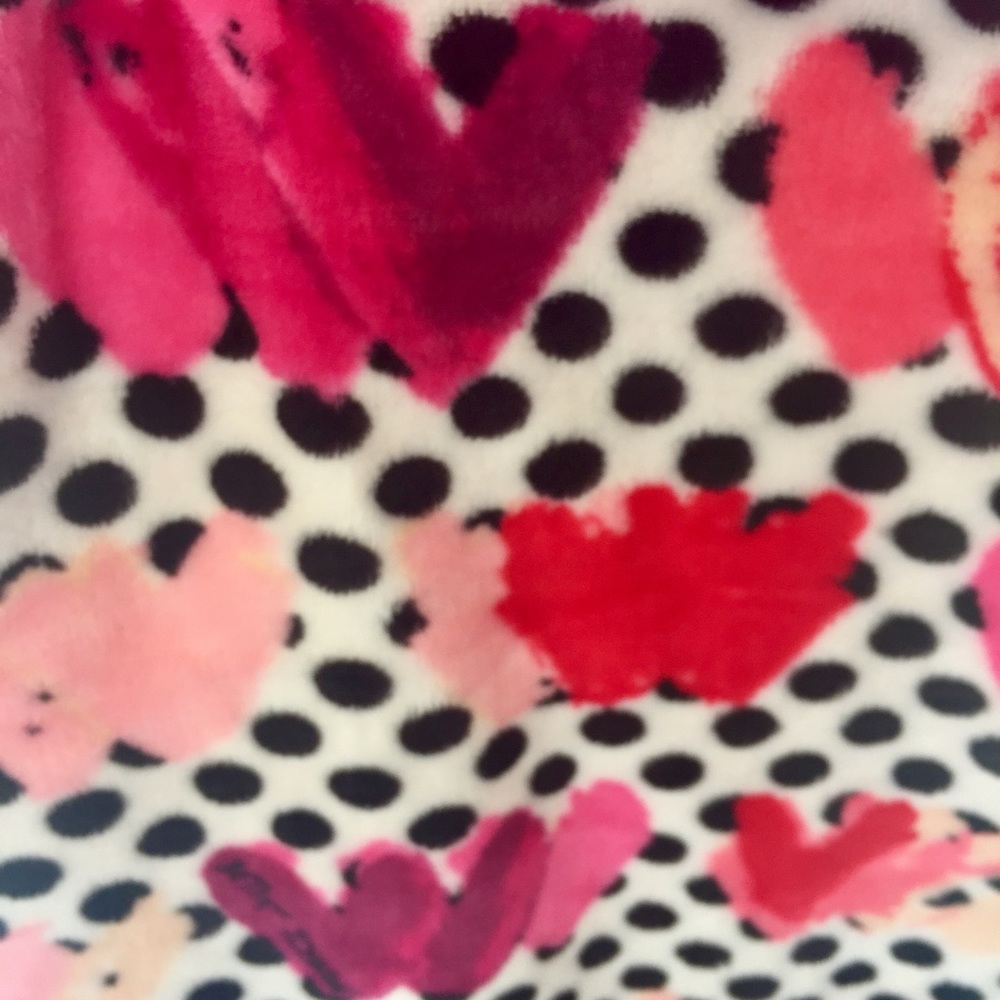 Betsey Johnson Painted Hearts Pink Plush Throw 💕 - Picture 4 of 8