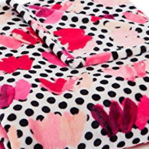 Betsey Johnson Painted Hearts Pink Plush Throw 💕 - Picture 3 of 8