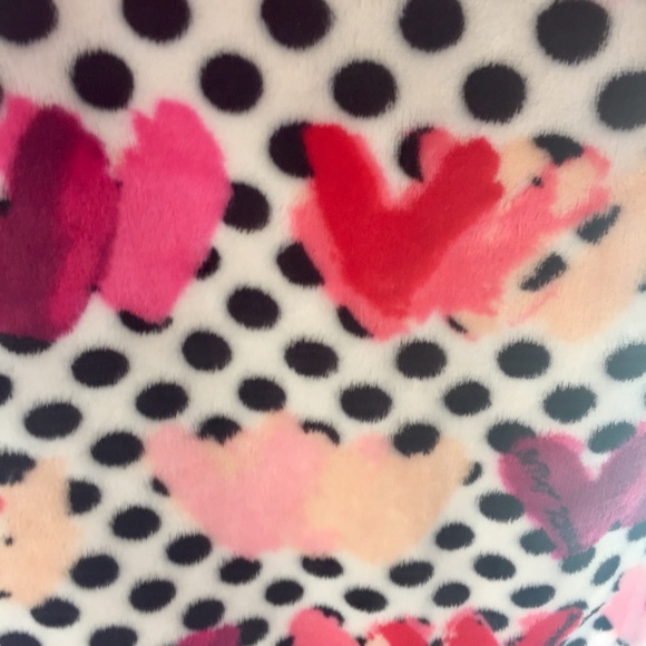 Betsey Johnson Painted Hearts Pink Plush Throw 💕 - Picture 5 of 8