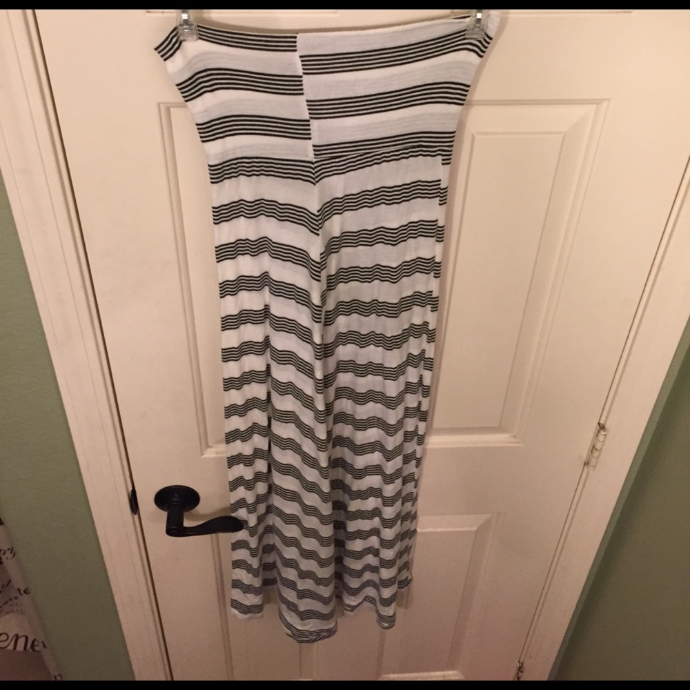 Back and white striped maziskirt