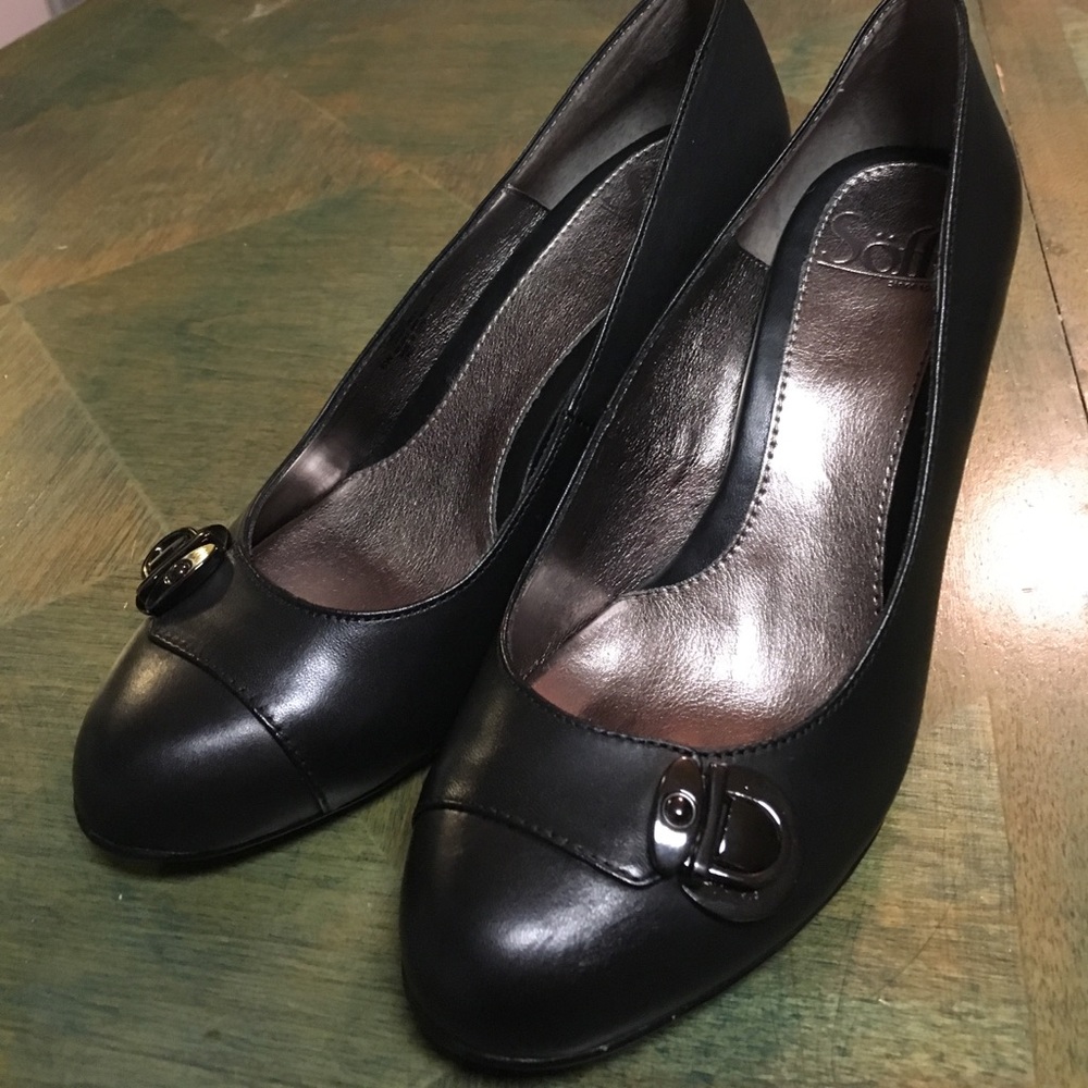 Cindy Lou Who Sofft brand black 👠