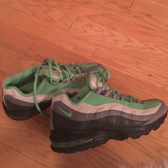 SOLD!!!!9/23/17 Nike air max - Picture 2 of 4