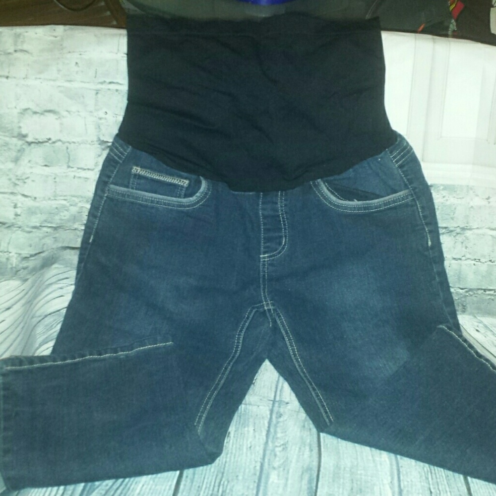 Maternity Capri shorts. Size M