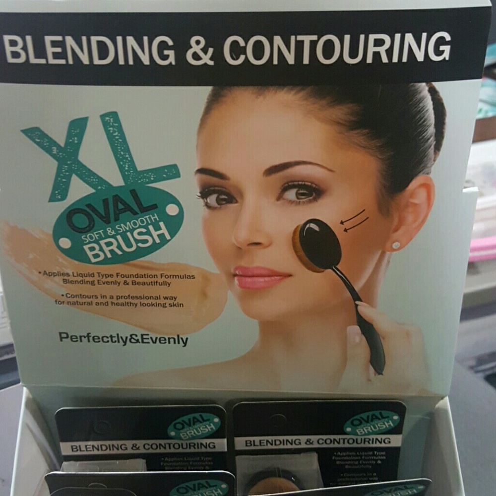 Nwt blending & contouring brush