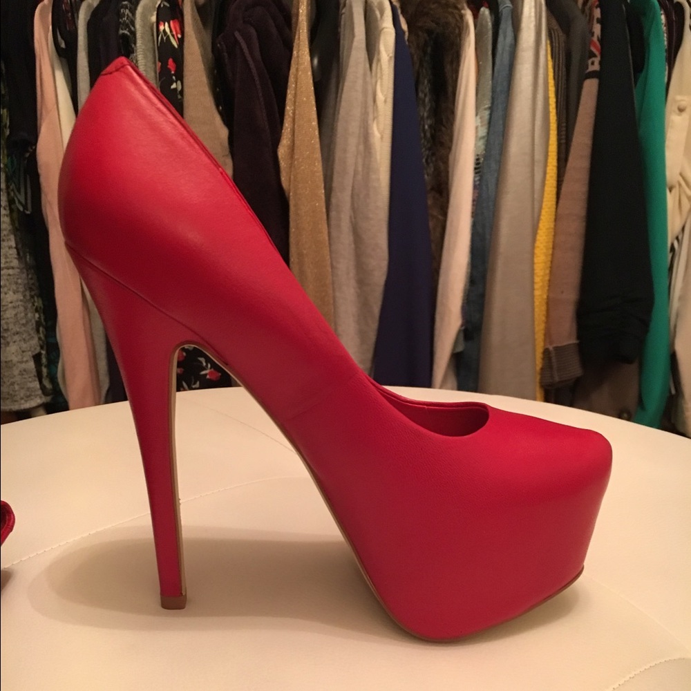 Steve Madden Red Pumps
