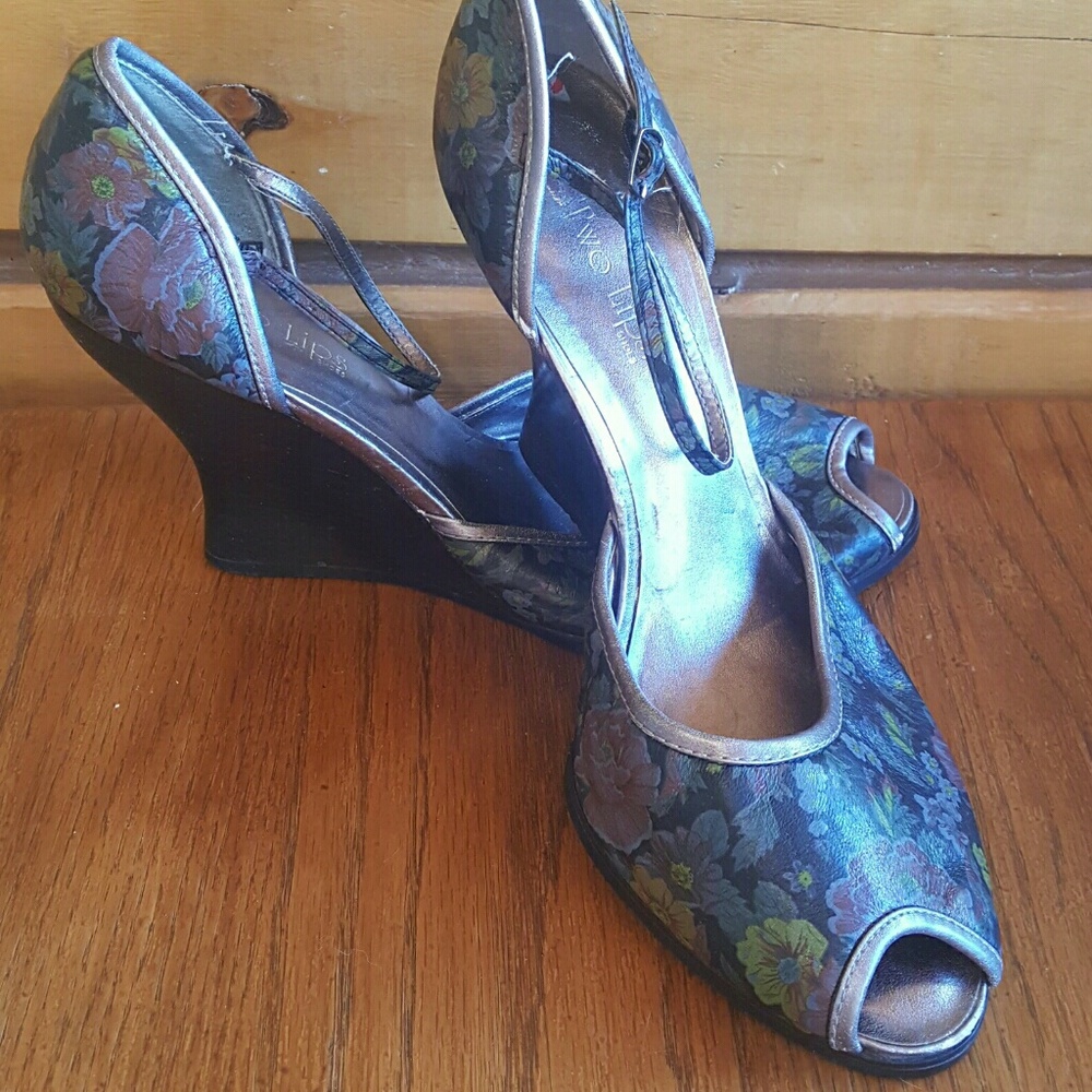 Two Lips rose print black leather wedges, peep toe