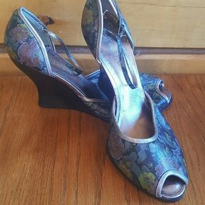 Two Lips rose print black leather wedges, peep toe