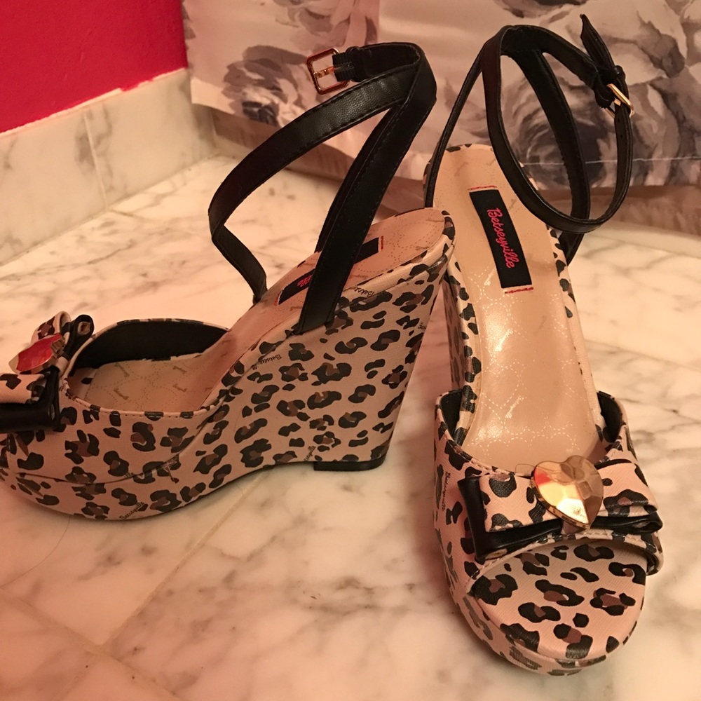 🎀👠 Betsy Johnson bow wedge heels!👠🎀