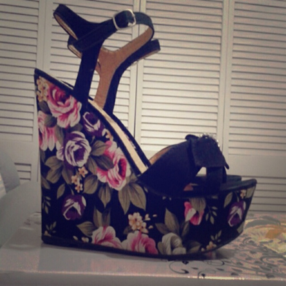 Black velvet and flower print wedges size 8