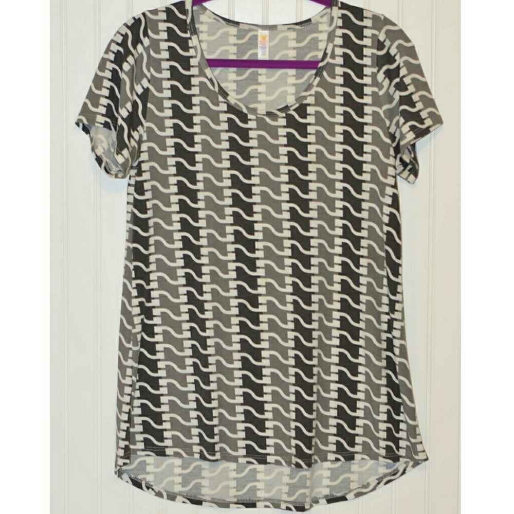 NWOT Lularoe Classic Tee Small