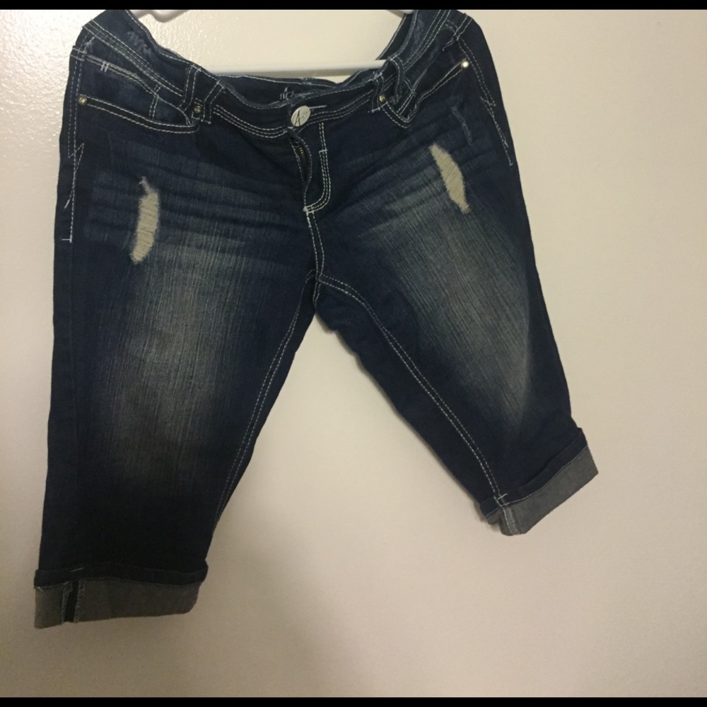 Distressed capris 9/10