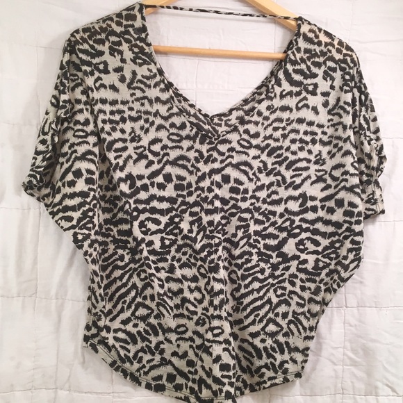 Express Loose Fit Top 🐾 - Picture 1 of 3