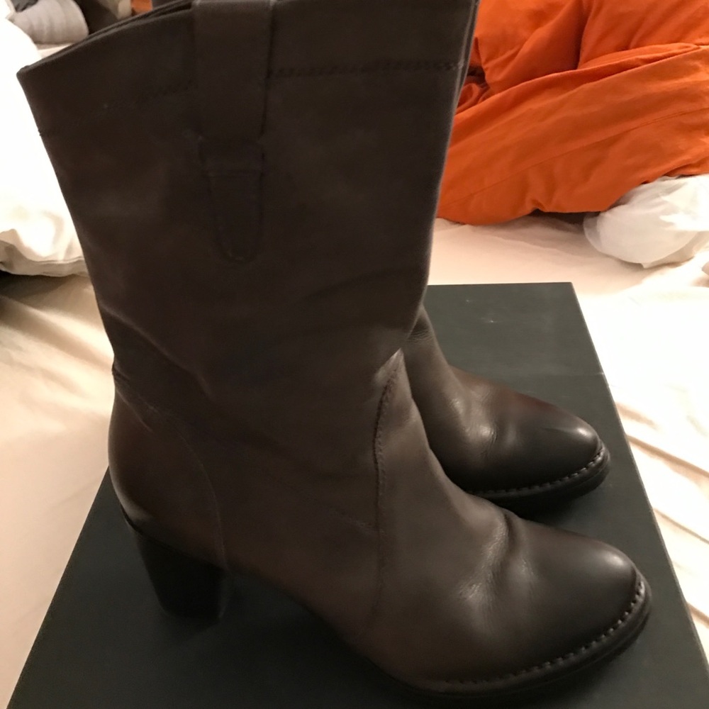 Size 40.. barely worn. Color is a greenish color.