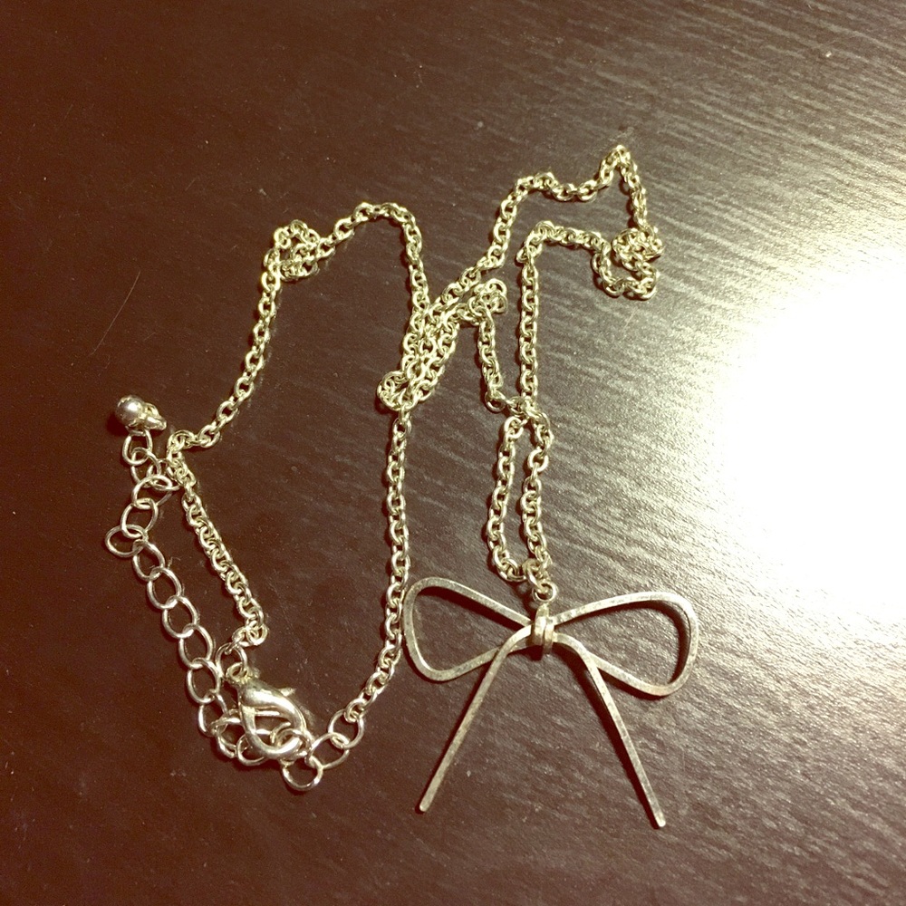 Bow necklace silver