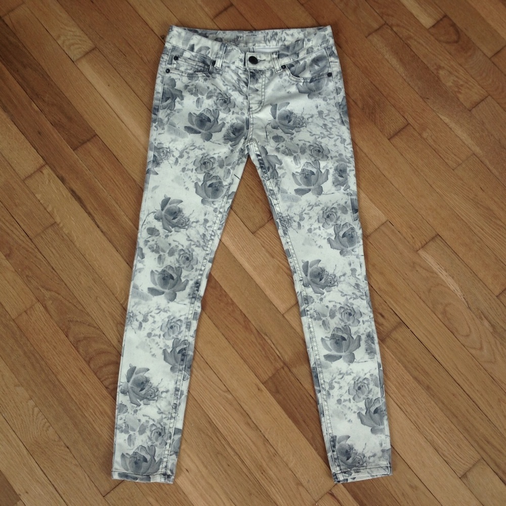 Free People!! Floral Print Skinny Jeans Sz 25