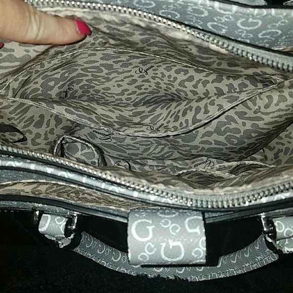 Guess purse - Picture 2 of 6