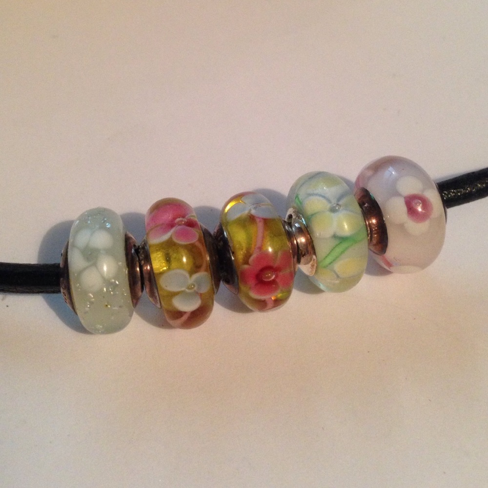 Halia Torino Glass Beads - set of 5 Flower theme