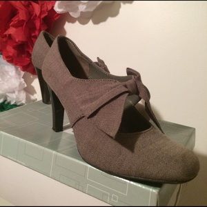 AlM (Ann Marino) patterned Mary Jane heels w/ bows