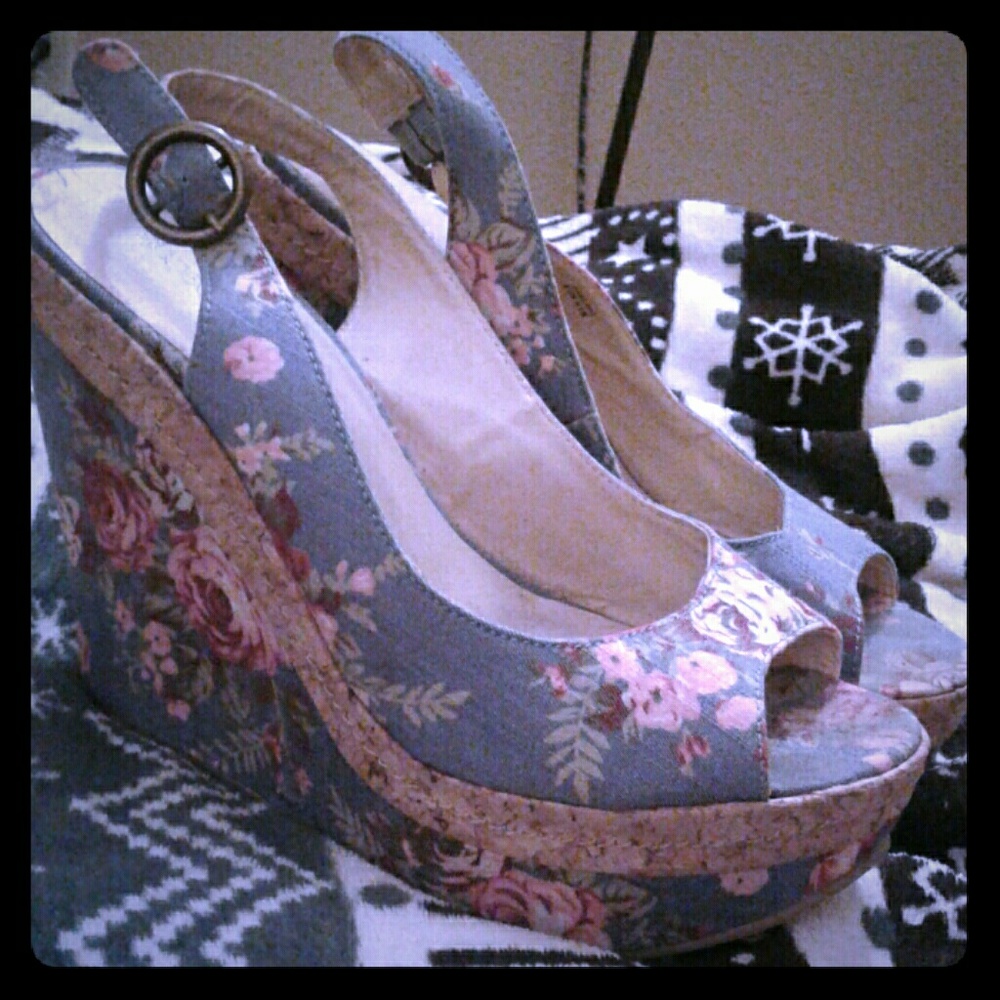 Floral print wedged heels