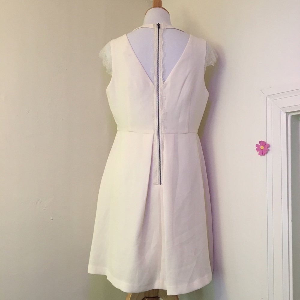 🎉HP🎉 BCBGen Lace Dress 👗 in Whisper White
