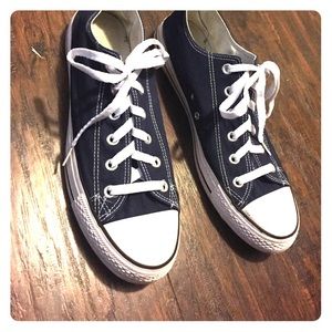Dark blue low top converse
