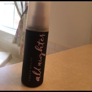 Urban Decay All Nighter makeup setting spray