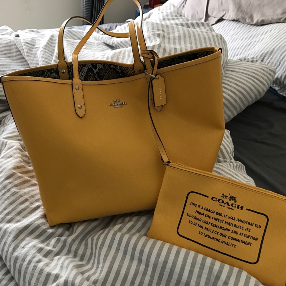 Large reversible coach tote