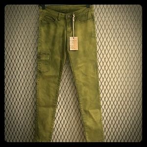 ● SHE KNOWS ● SOLD OUT