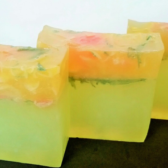 Handmade Glycerin Lemon Soap. 5oz - Picture 2 of 4