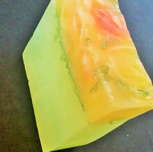 Handmade Glycerin Lemon Soap. 5oz - Picture 4 of 4