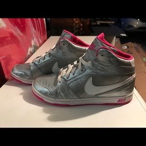 Nike woman's shoes )size 9)