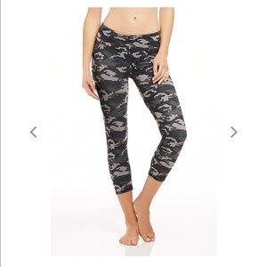 Stunning Fabletics camo capris!!!