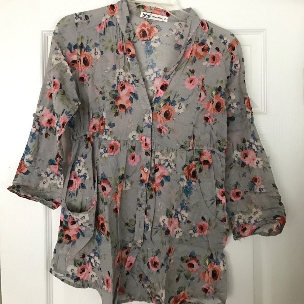 Flowered blouse with pockets!