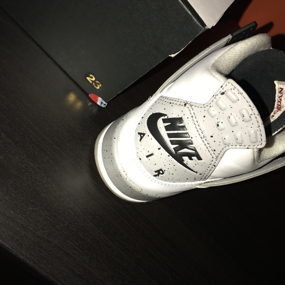 Jordan 4 (cement) - Picture 2 of 4