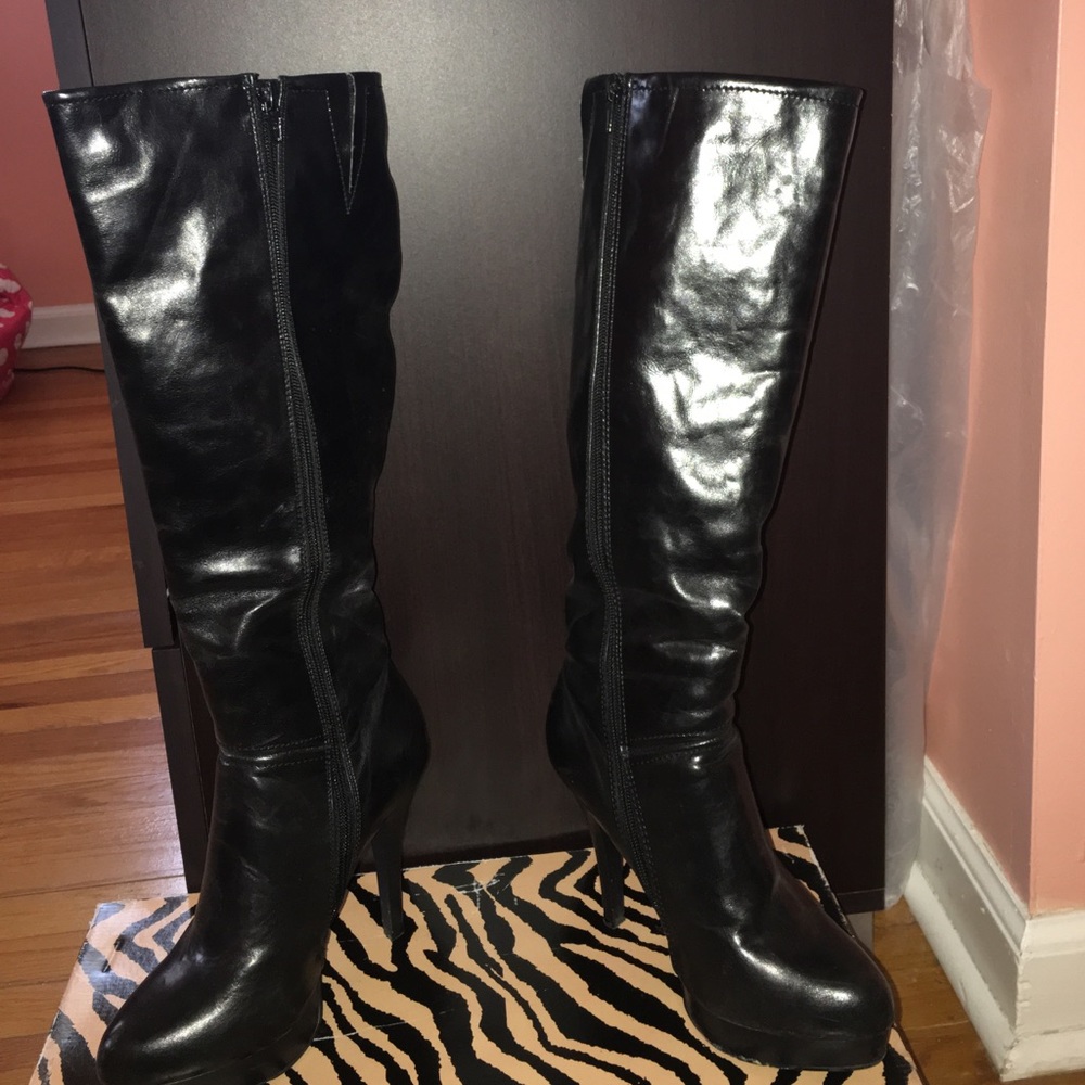 Black leather boots (below the knee)