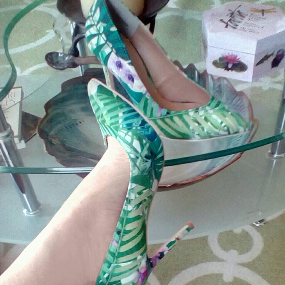 Green Floral Pump