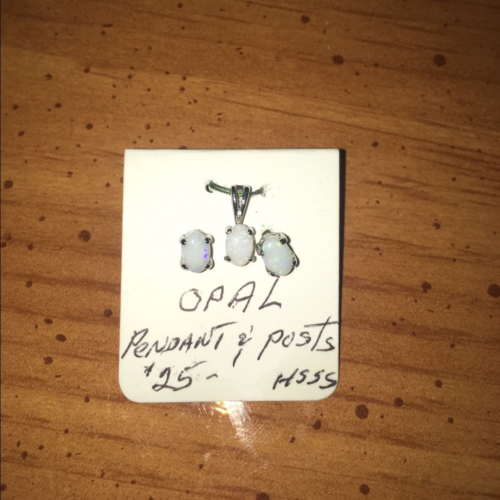 Earrings opal