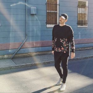 Floral embroidered sweatshirt