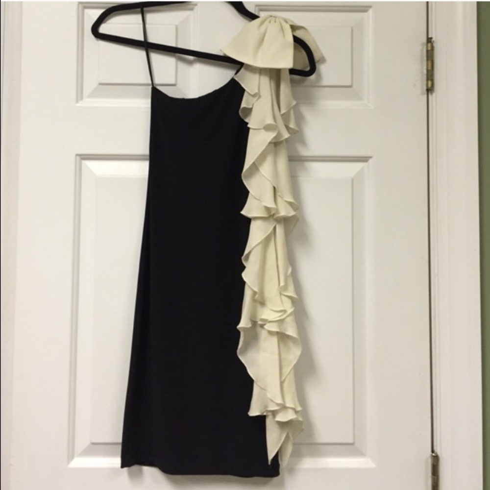 🎉SALE🎉Alice + Olivia Black/Cream dress